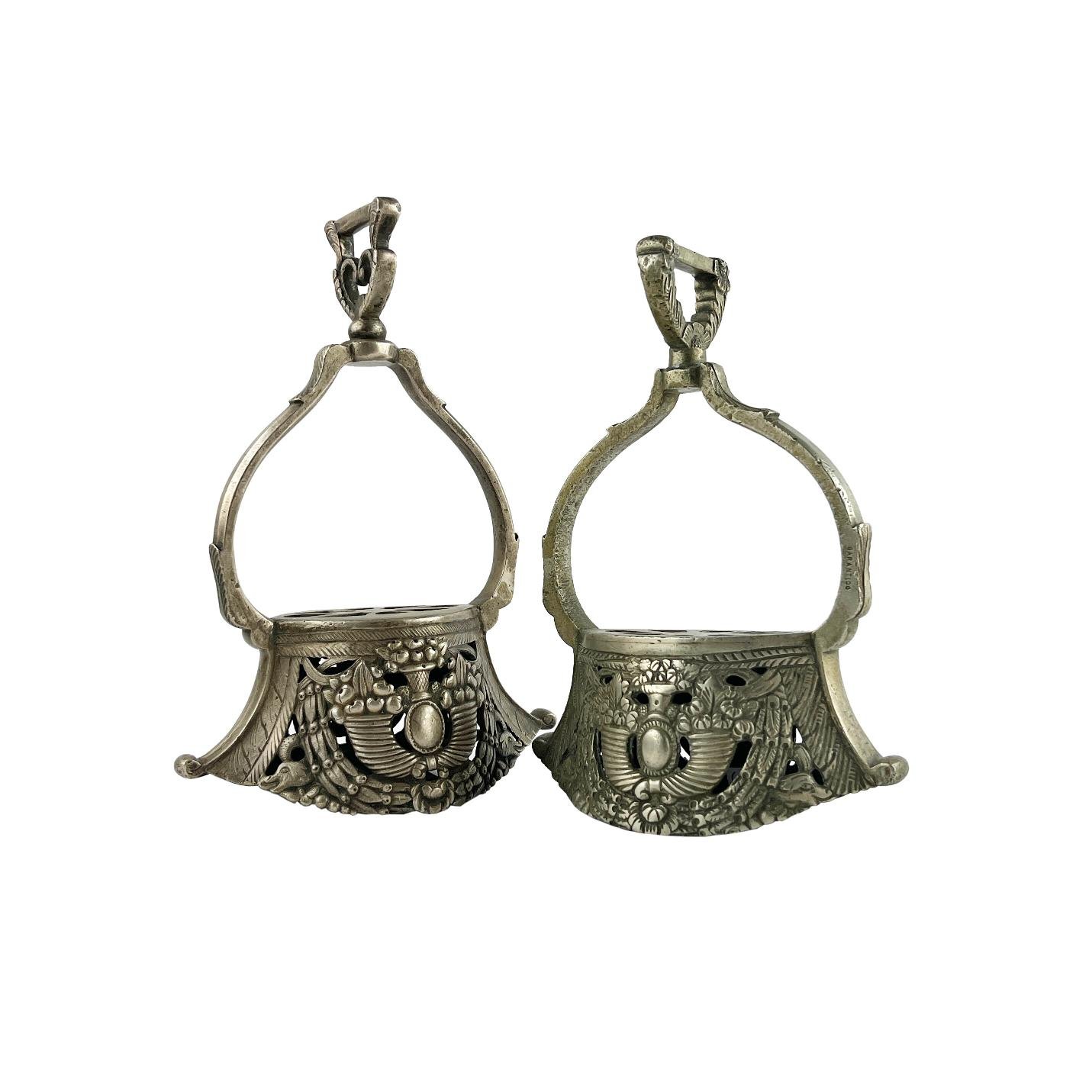 Dos estribos tipo campana en metal