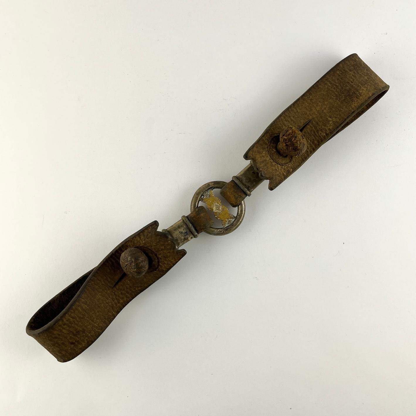 Manea en cuero crudo con pasadores en plata y oro