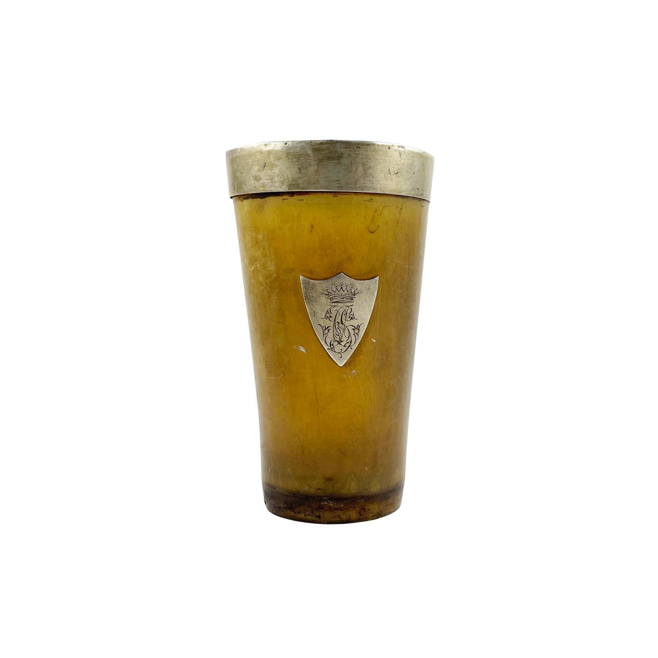 Vaso europeo en guampa y plata