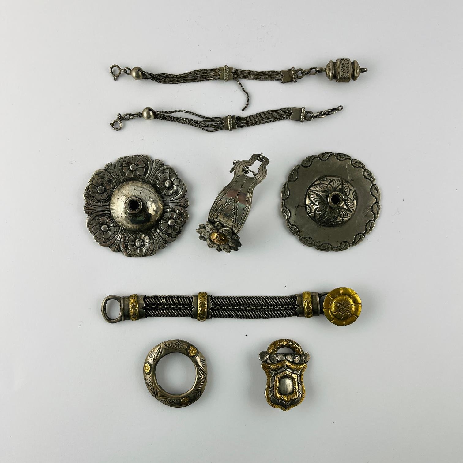 Ocho piezas de platería criolla