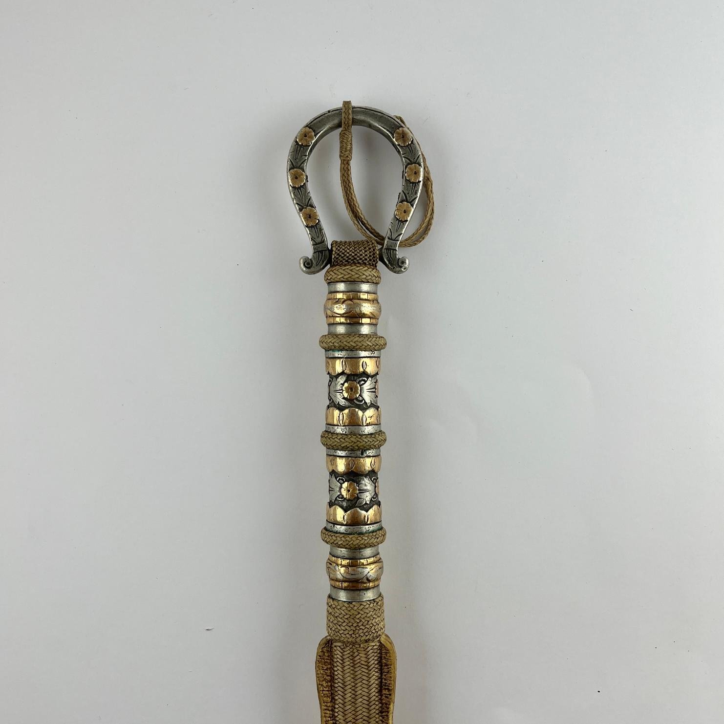 Rebenque de argolla en cuero, plata y oro