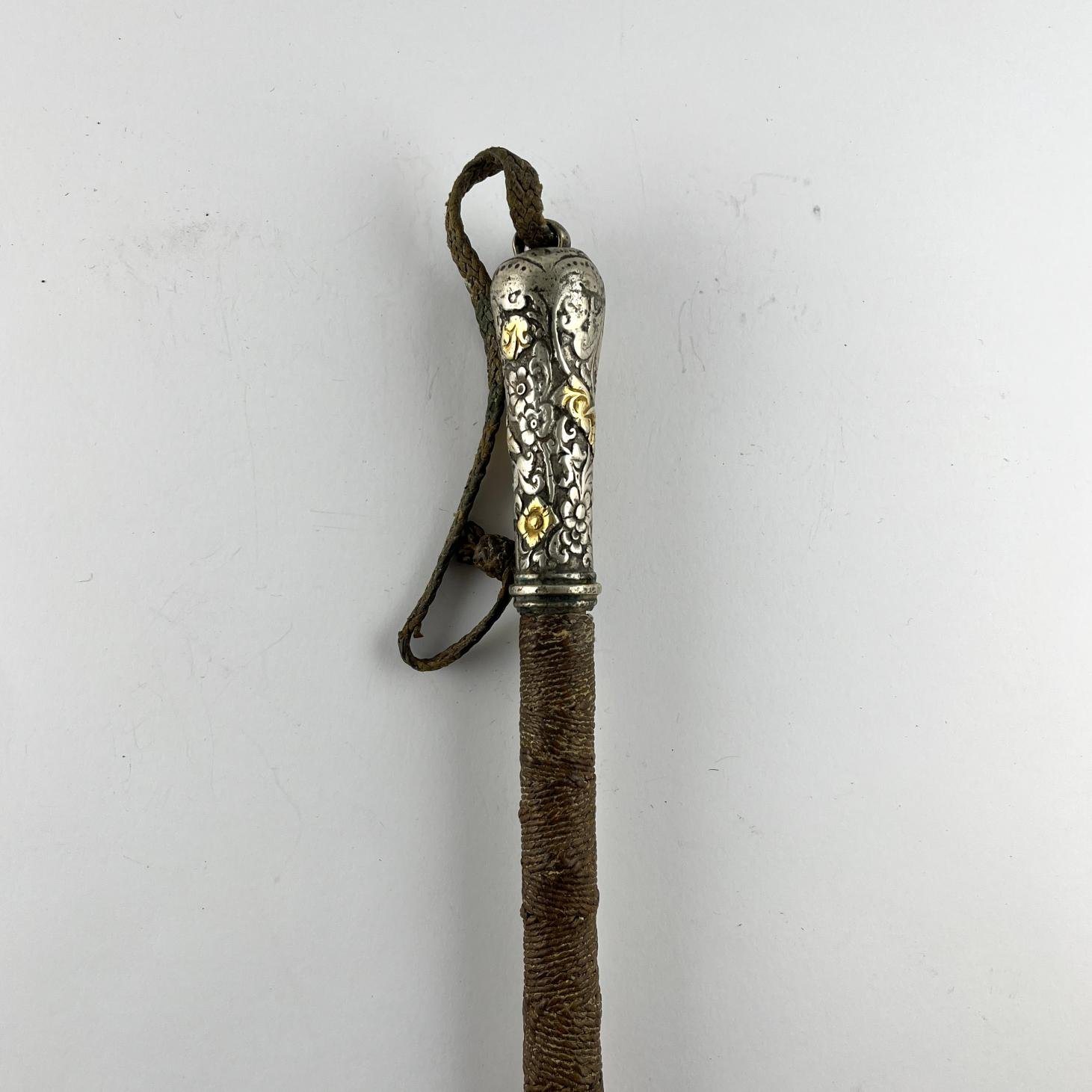 Rebenque en cuero, plata y oro