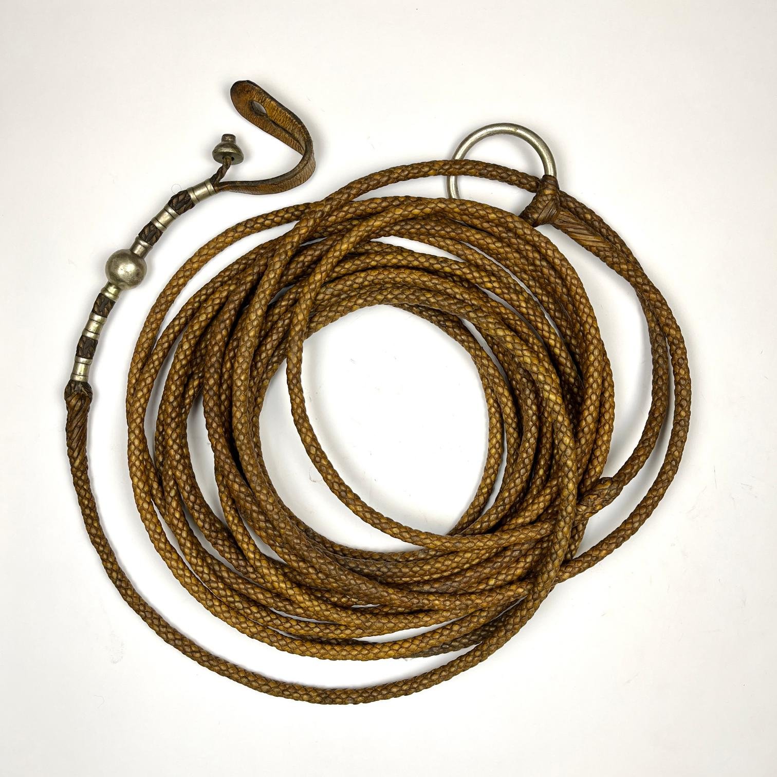 Lazo en cuero y metal blanco