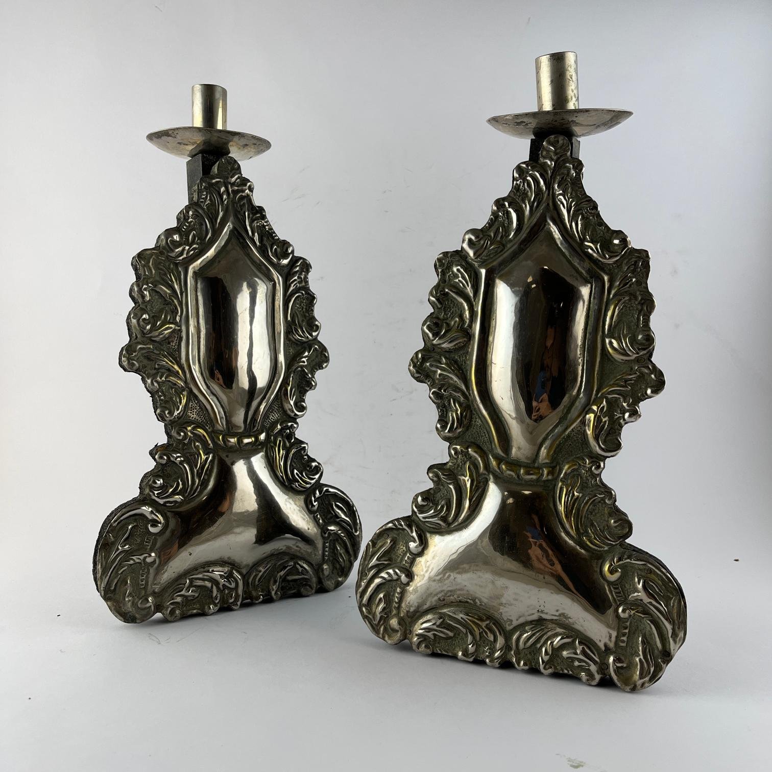 Par de candeleros mexicanos en madera, metal plateado y plata