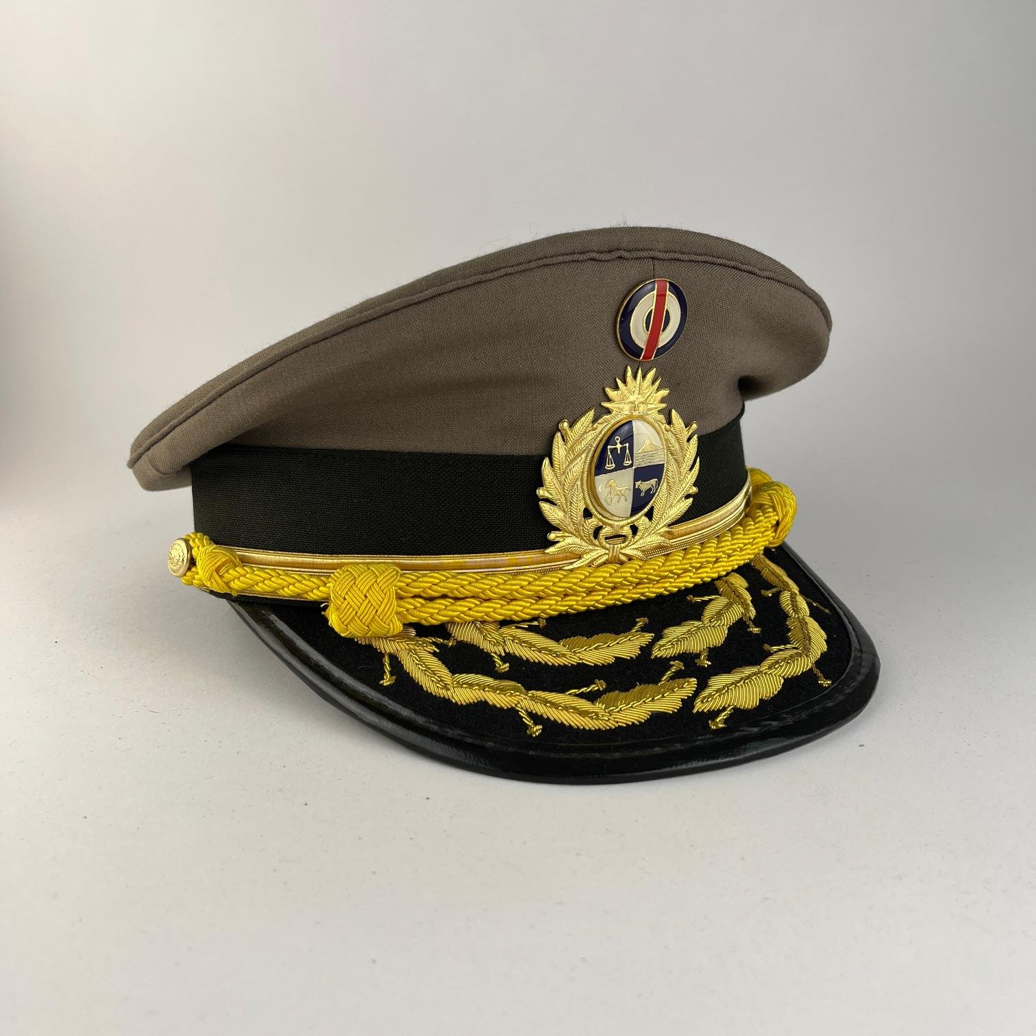 Gorra y bastón militares uruguayos