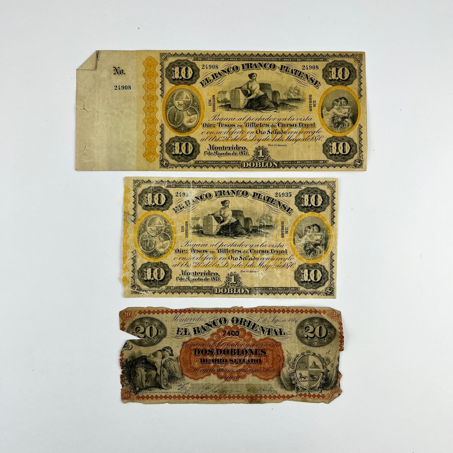 Tres billetes uruguayos
