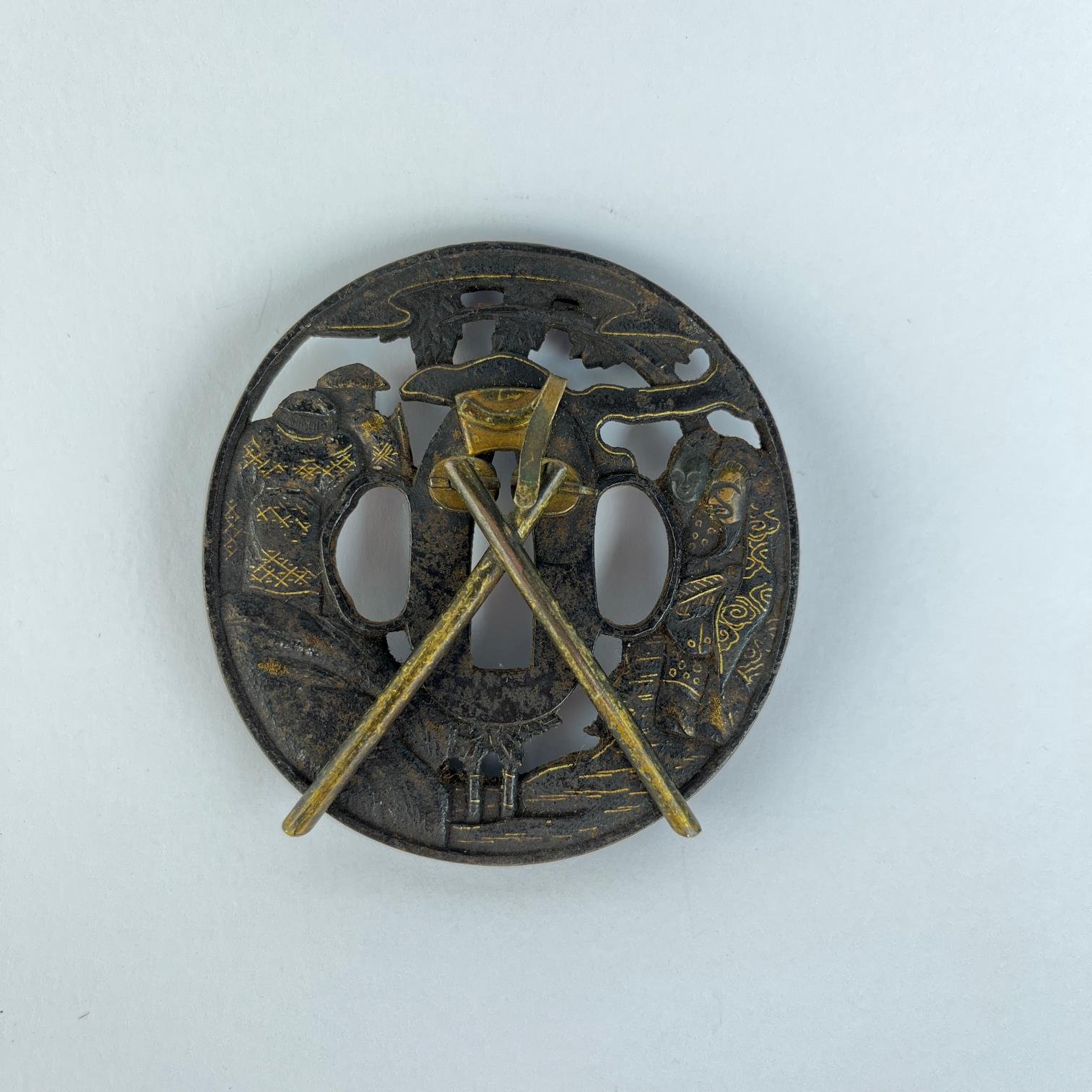 Tsuba japonesa en hierro, oro y cobre