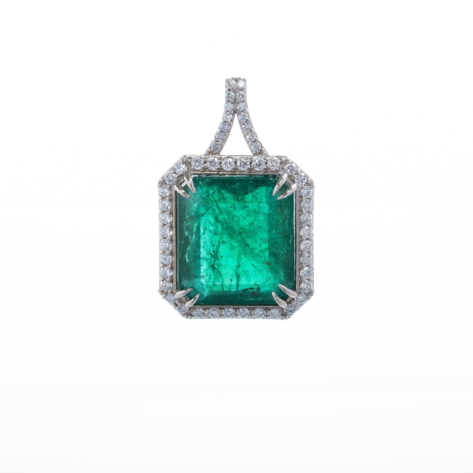 Colgante oro 14 K blanco, esmeralda y brillantes