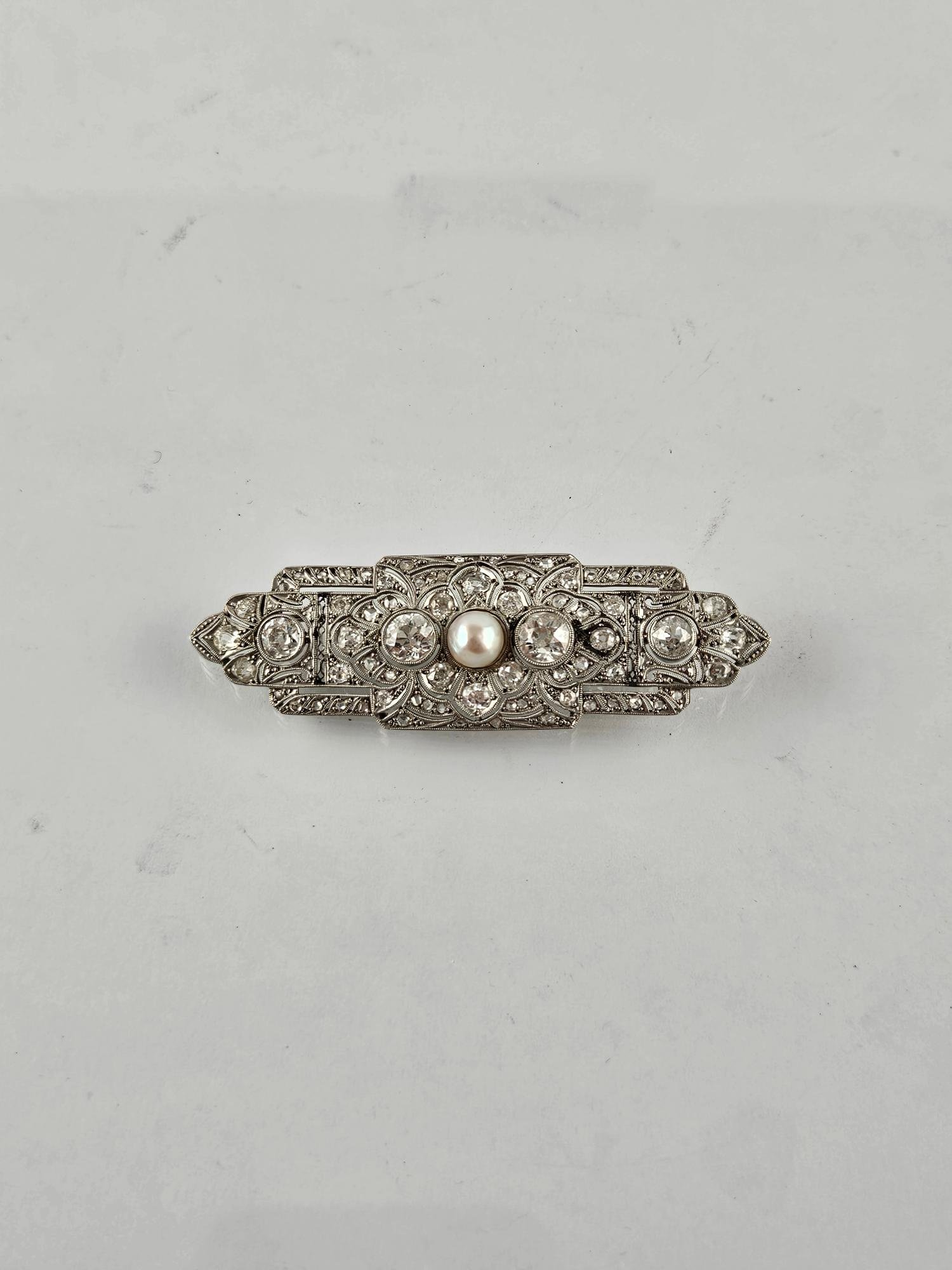 Prendedor art decó oro 18 K amarillo, perla, brillantes y diamantes