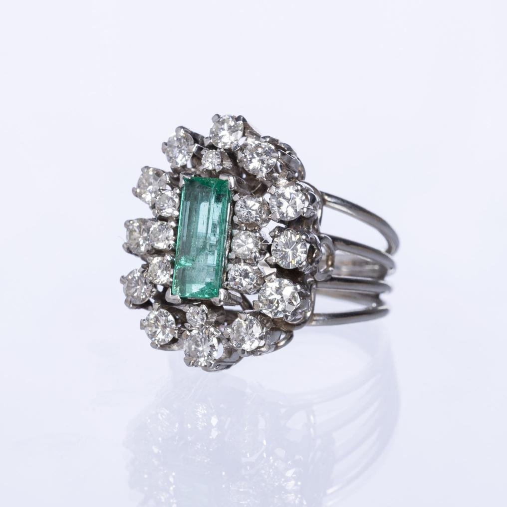 Anillo oro 18 K amarillo, esmeralda y brillantes