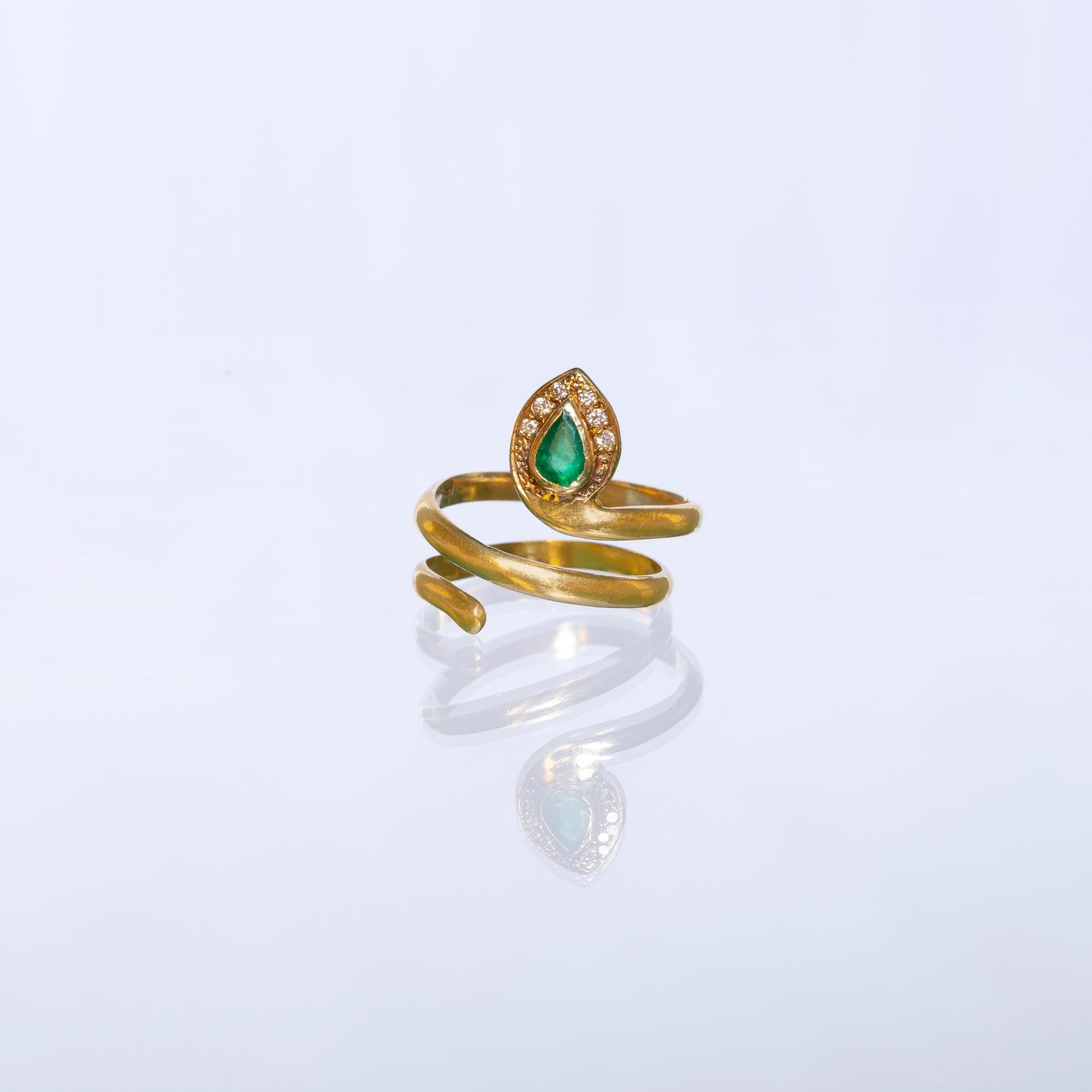 Anillo oro 18 K amarillo, esmeralda y brillantes