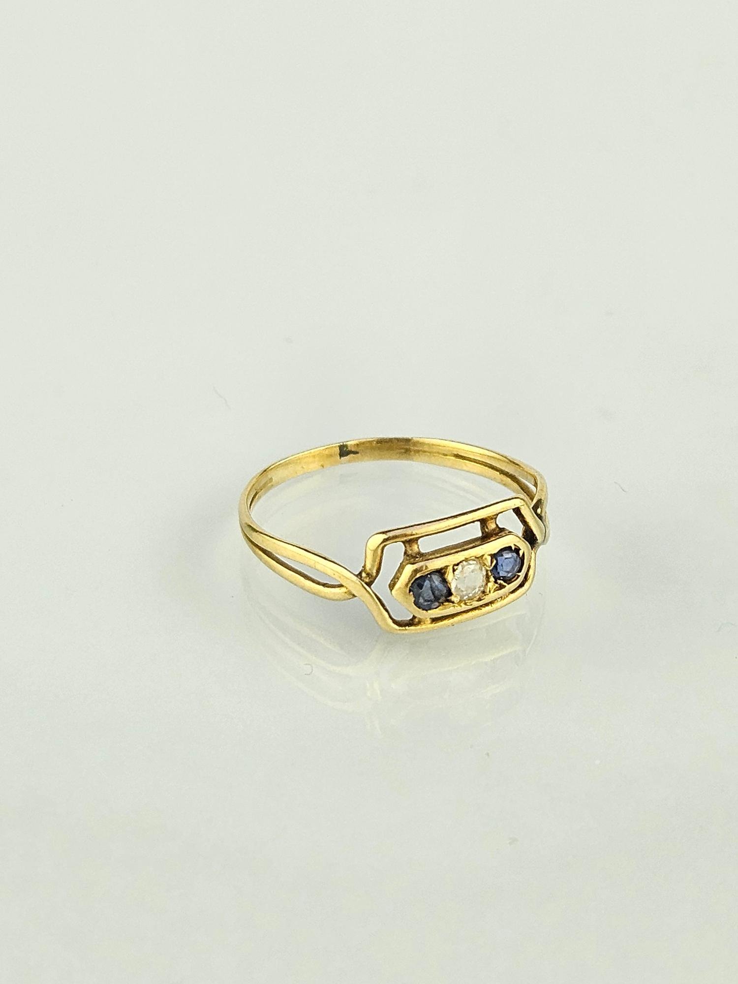 Anillo oro 18 K amarillo, zafiro y brillante