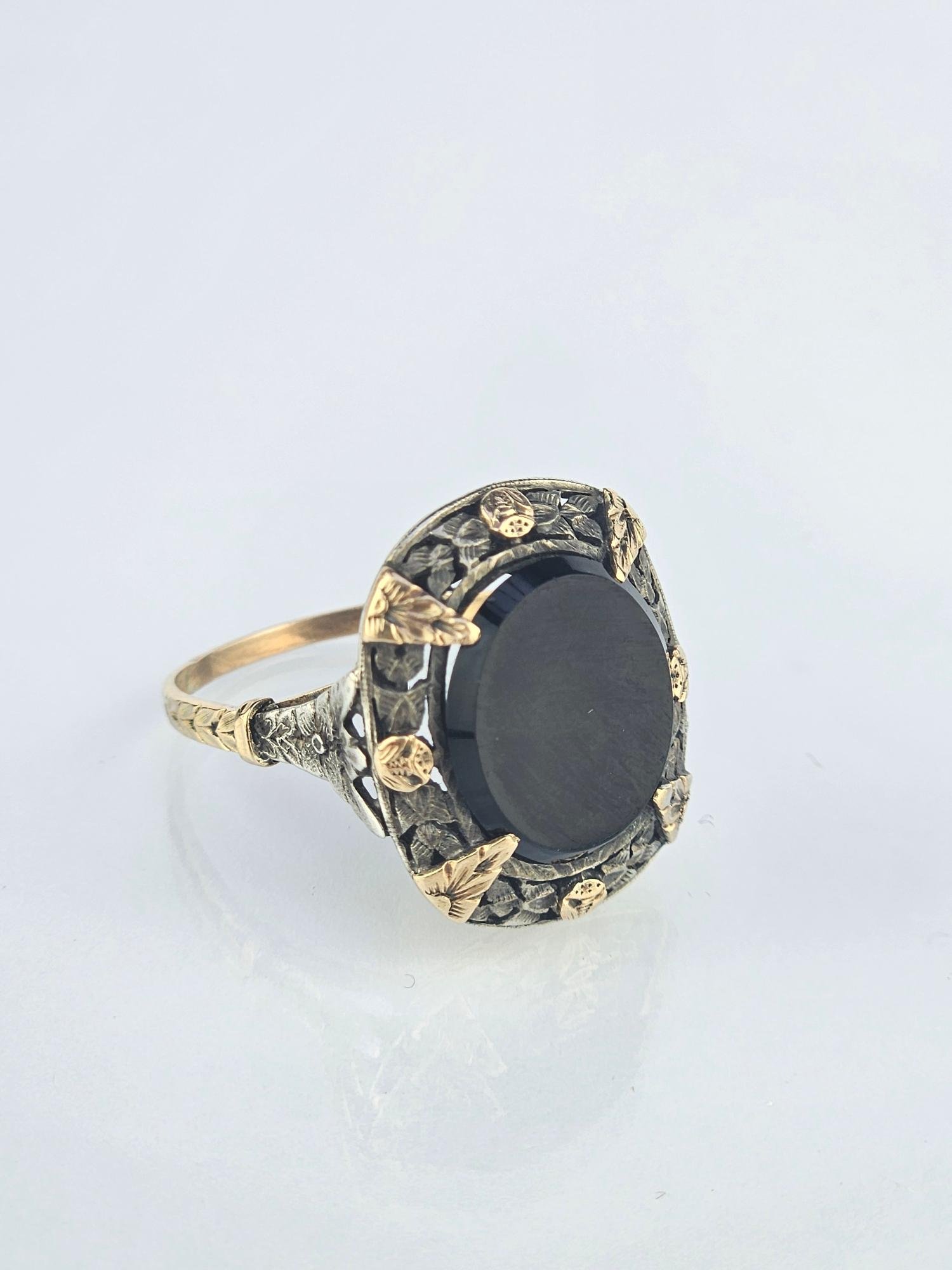 Anillo oro 18 Kn amarillo, plata y ónix