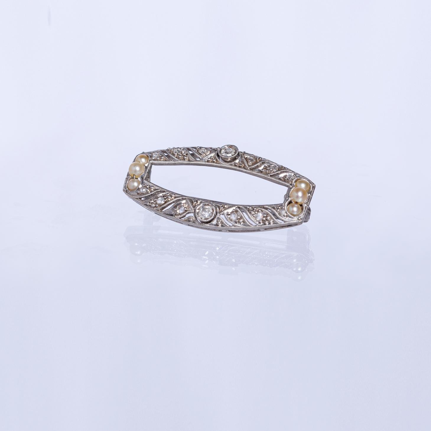 Prendedor oro 18 K blanco, brillantes, perlas y diamantes
