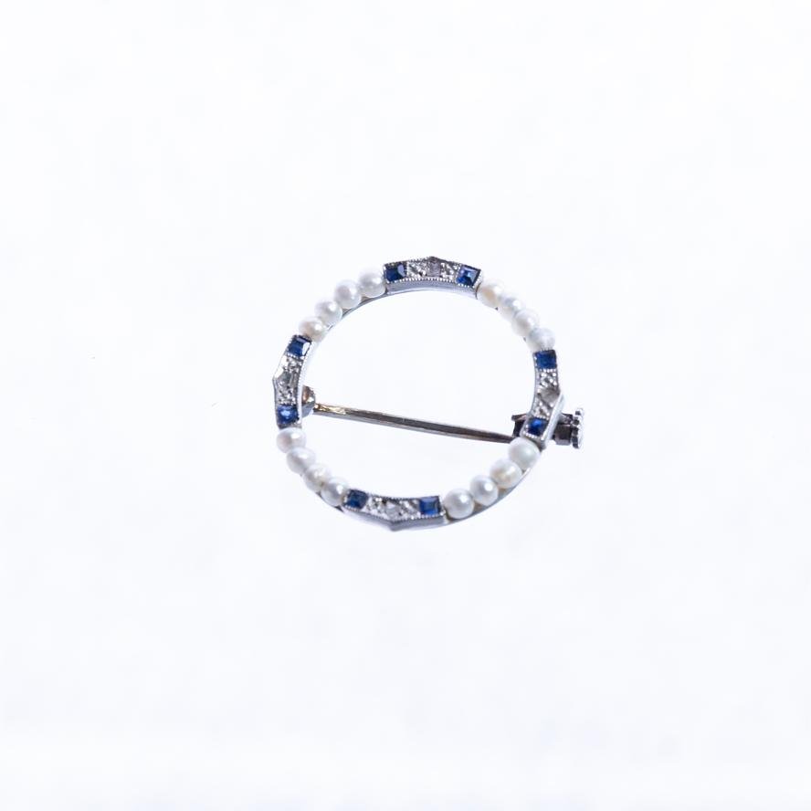 Prendedor art decó oro 18 K blanco, perlas, zafiros y diamantes