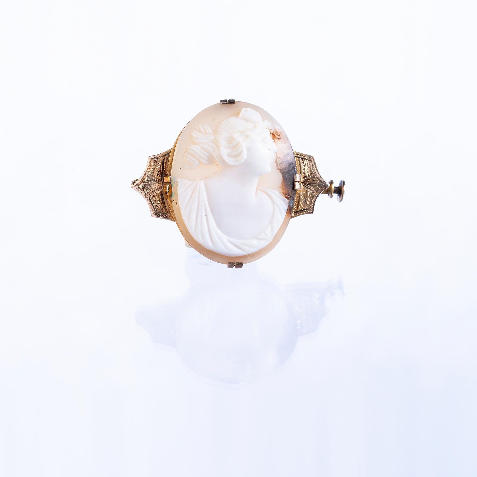 Prendedor oro amarillo con camafeo