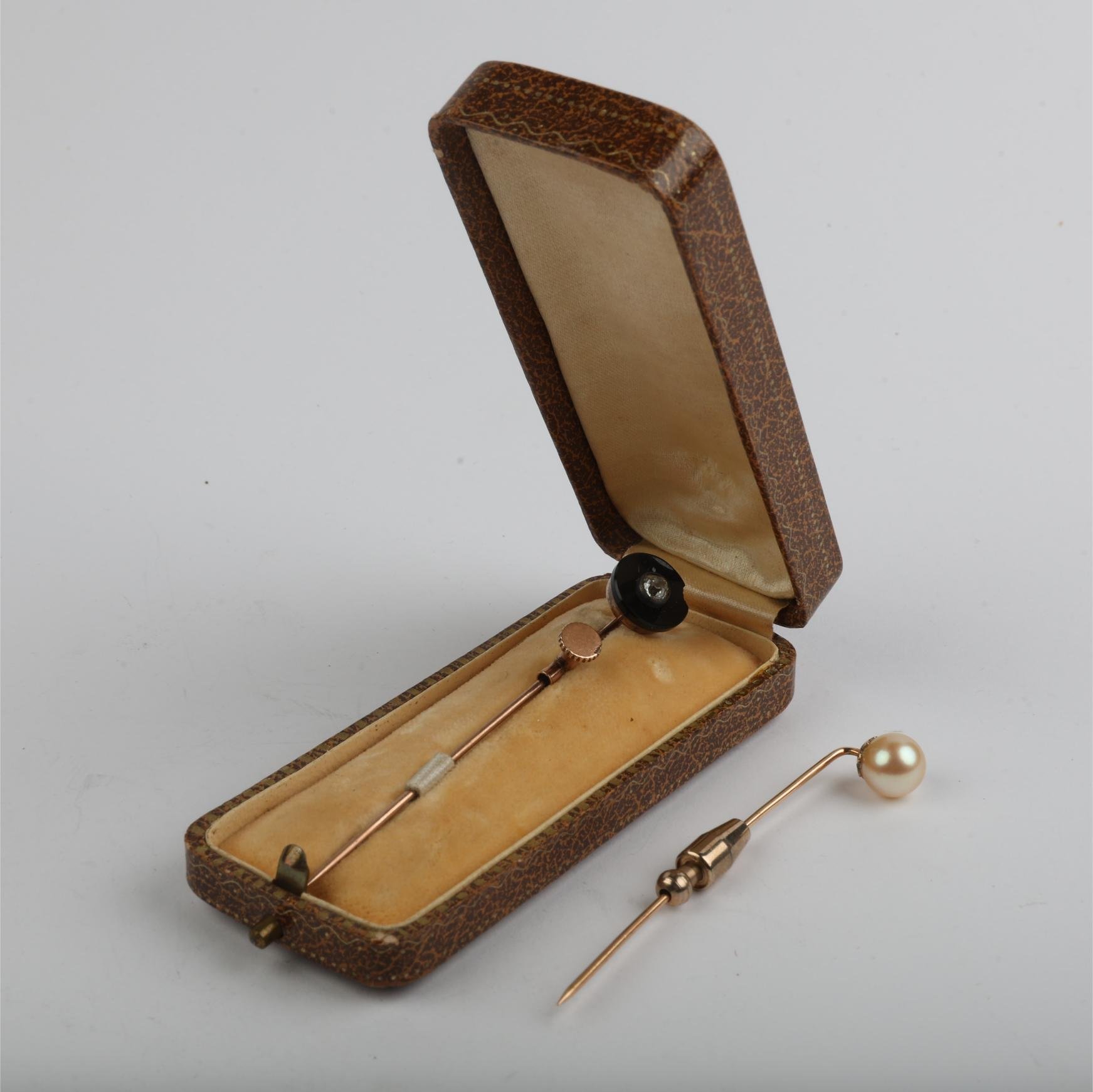 Dos alfileres oro, ónix y perla