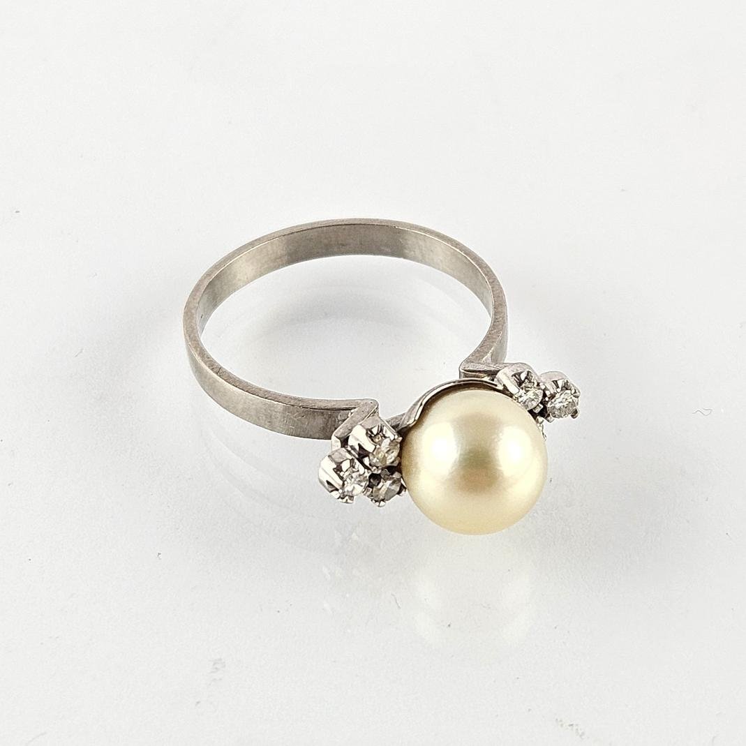 Anillo oro 18 K blanco, perla y brillantes