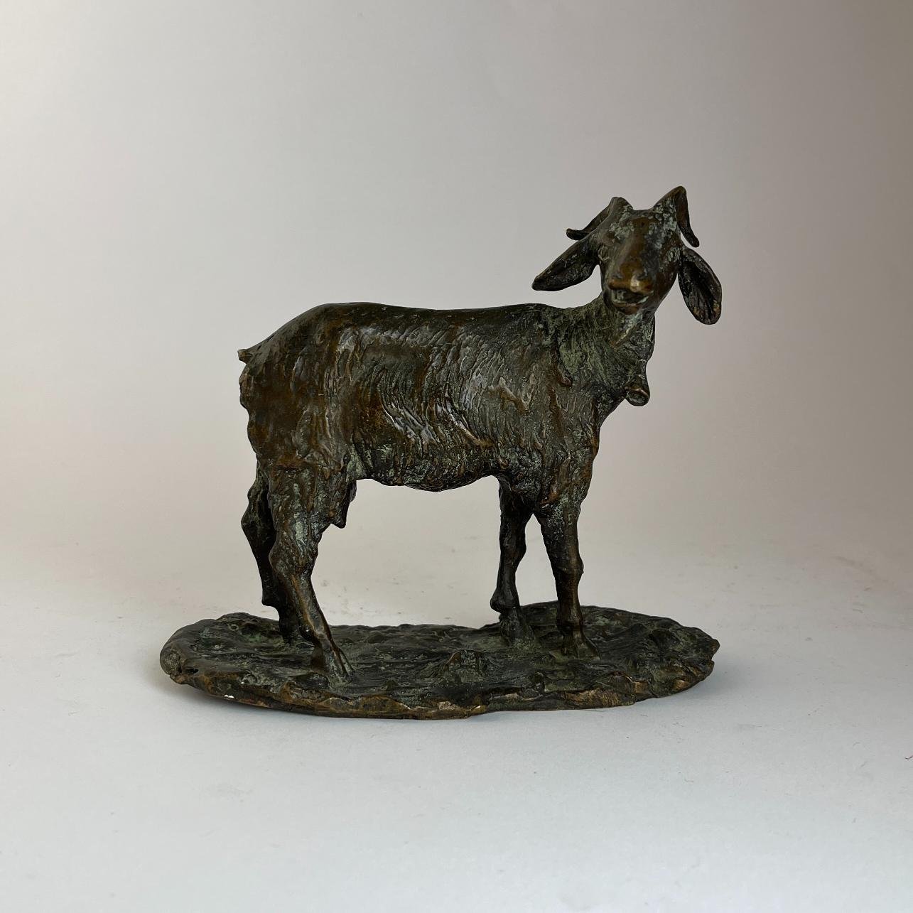 Escultura en bronce "Cabra"