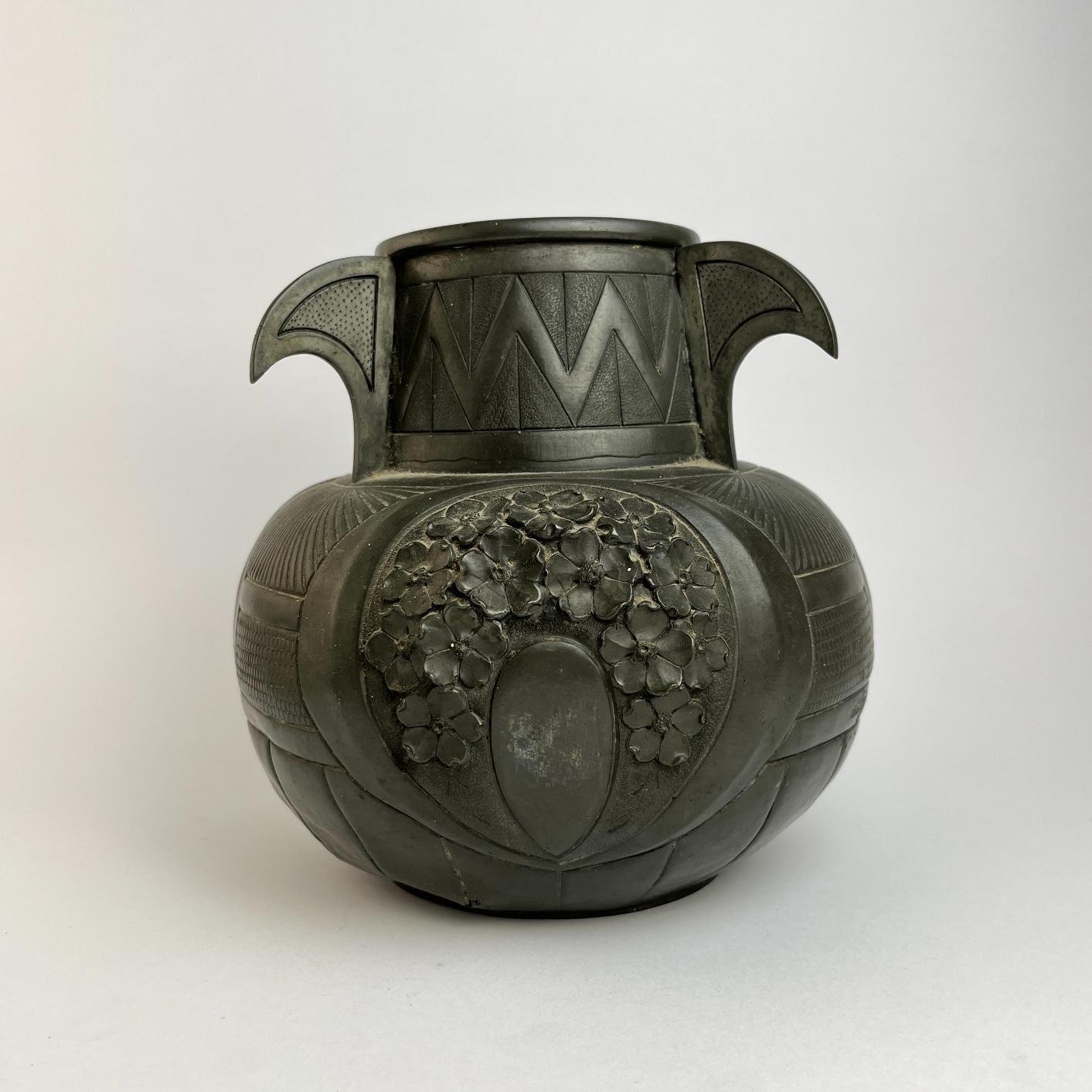 Jarrón art decó en peltre