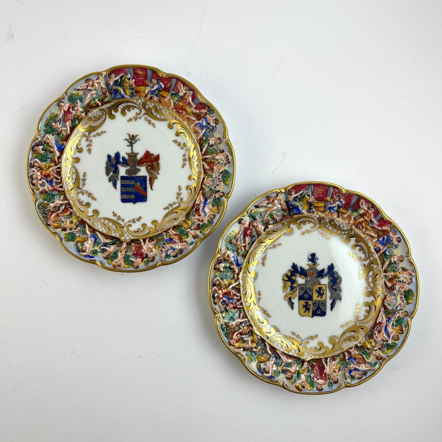 Par de platos en porcelana Capodimonte