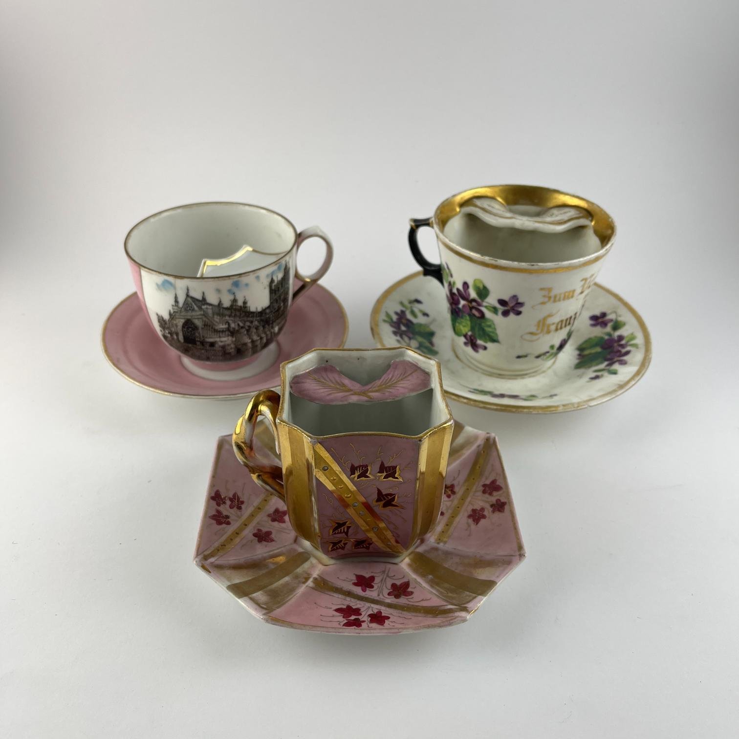 Tres tazas bigoteras en porcelana