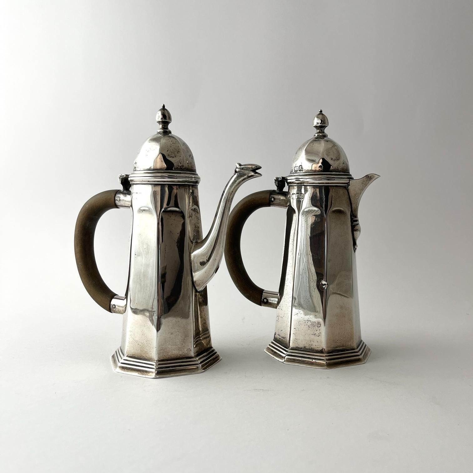 Dos cafeteras inglesas en plata de Londres