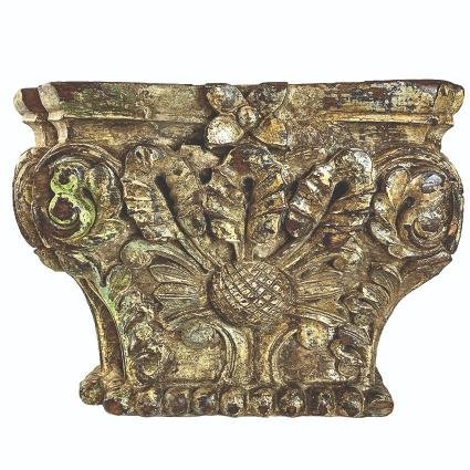 Capitel en madera tallada