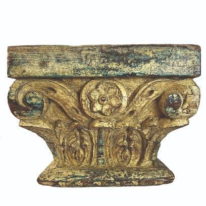 Capitel en madera tallada