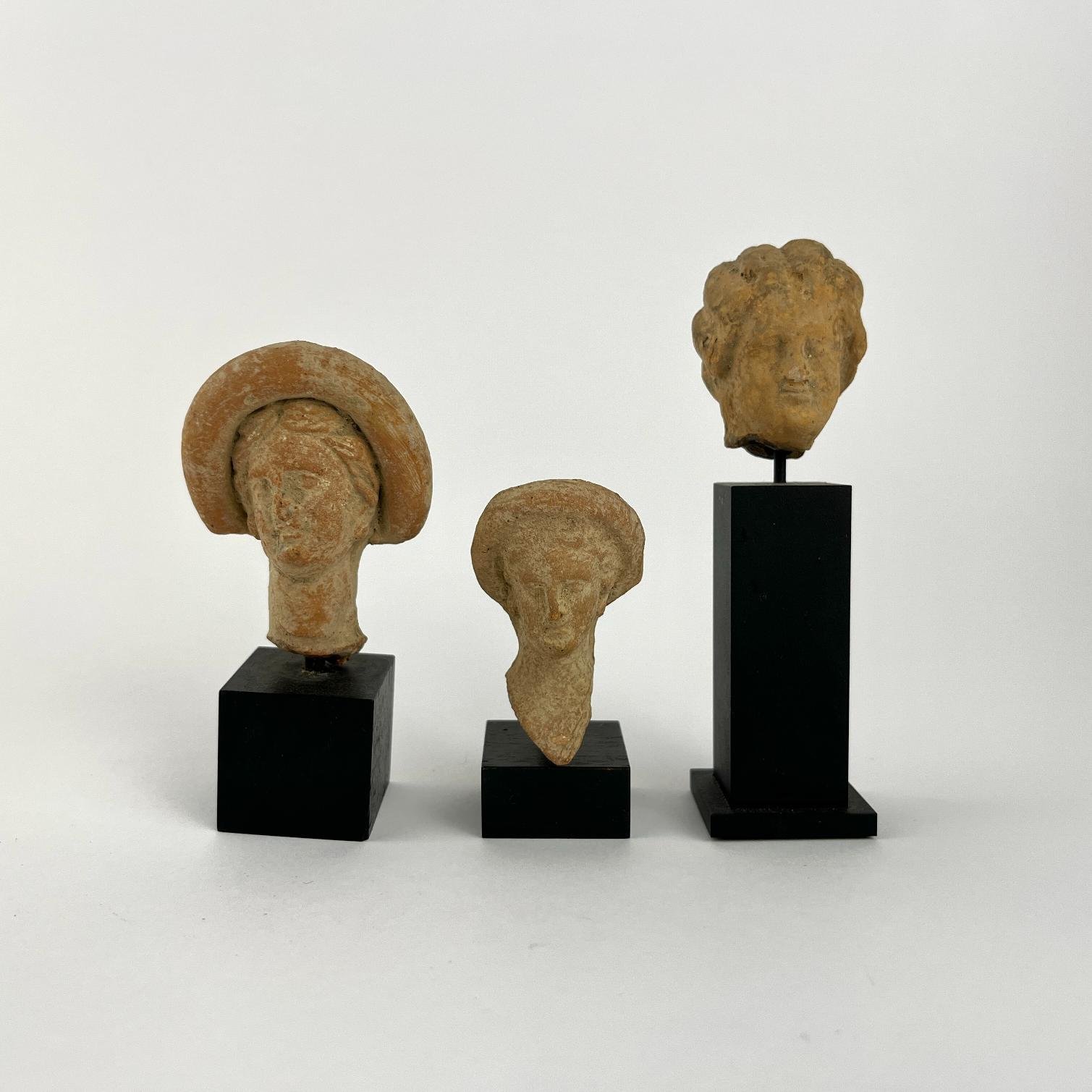 Tres esculturas griegas Tanagra s. IV a III a.C. "Damas"