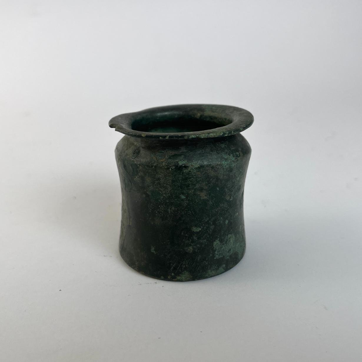 Antiguo recipiente en cobre