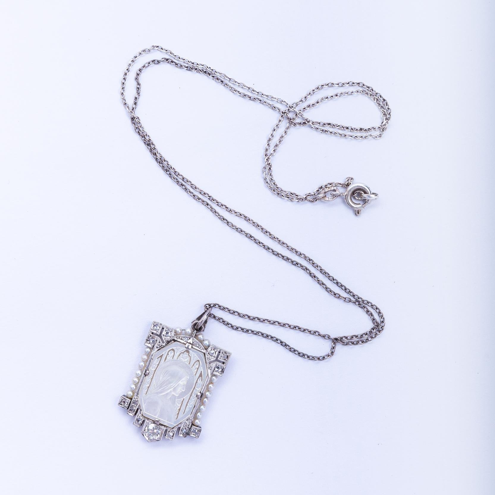 Medalla art decó oro 18 K blanco, nácar, brillante, diamantes y perlas