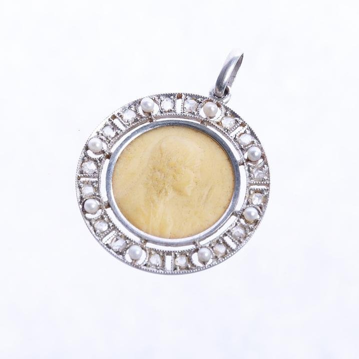 Medalla art decó oro blanco y amarillo, perlas y diamantes