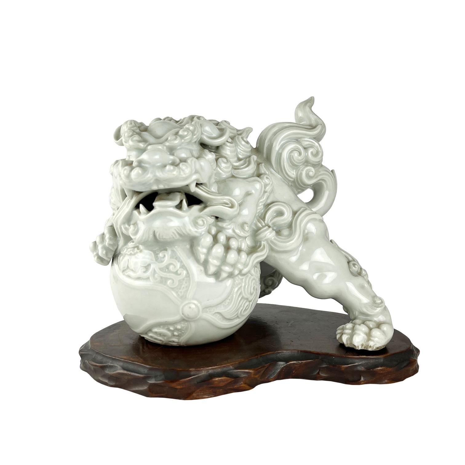 Escultura japonesa en porcelana "Perro de fu"