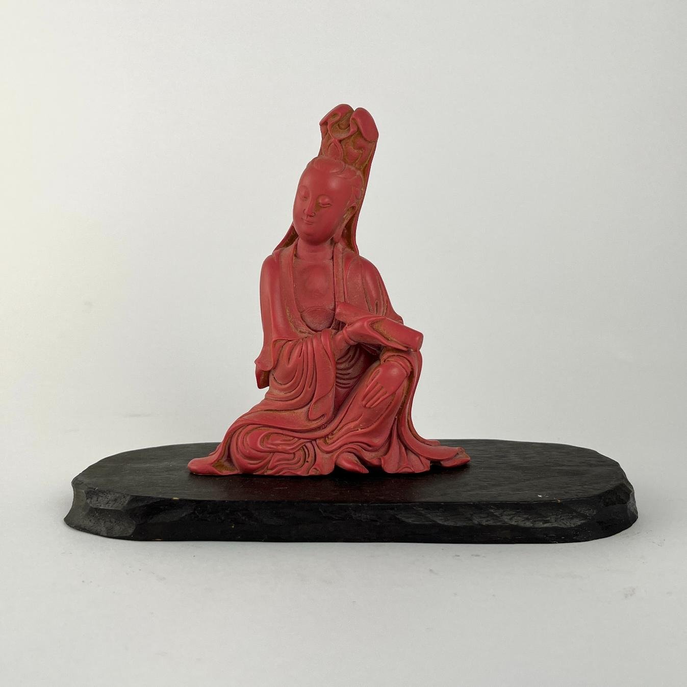 Escultura japonesa en pasta coral "Guanyin"