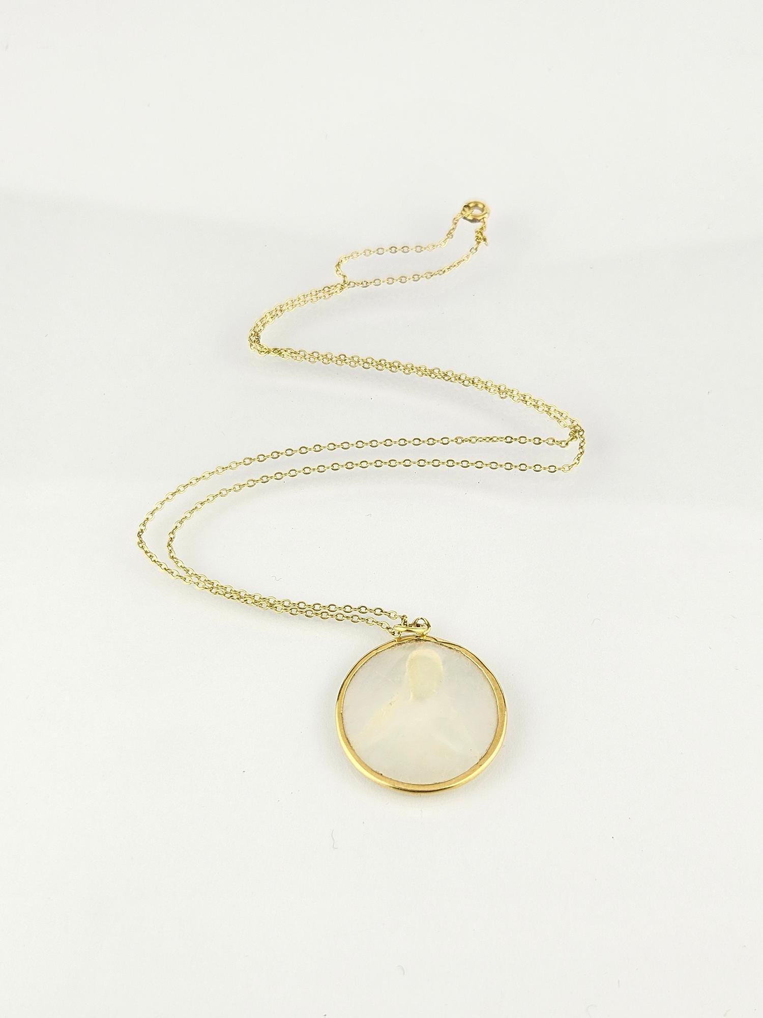 Medalla oro 18 K amarillo y nácar