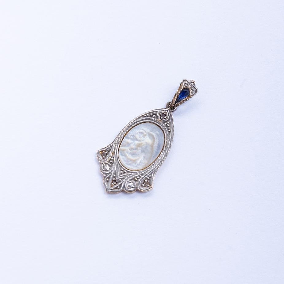 Medalla art nouveau oro 18 K blanco y amarillo, nácar, diamantes y zafiro
