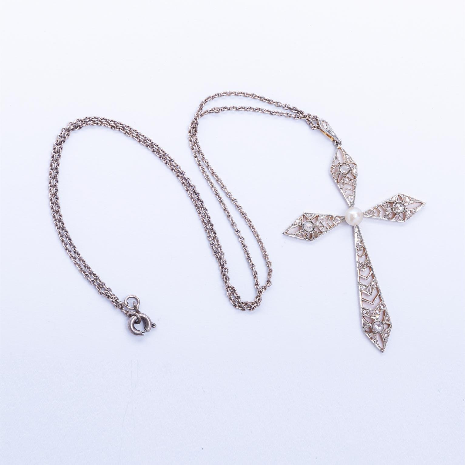 Cruz art decó oro 18 K blanco y amarillo, perla, brillantes y diamantes