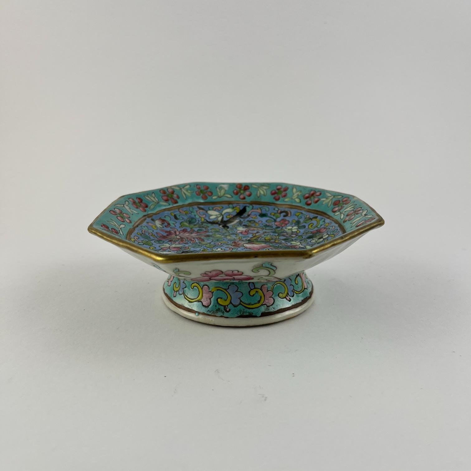 Plato chino en porcelana familia rosa