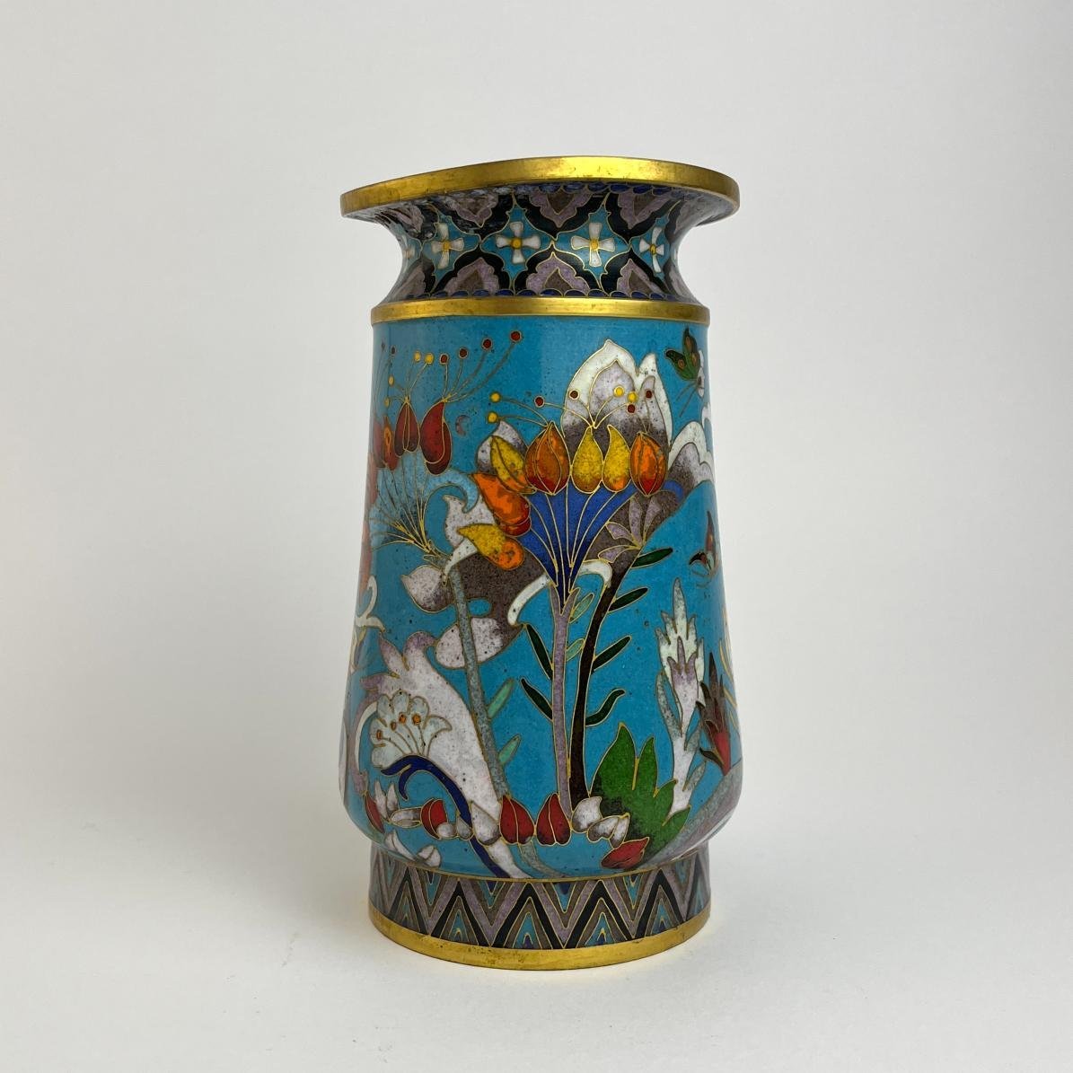 Jarrón chino en bronce cloisonné