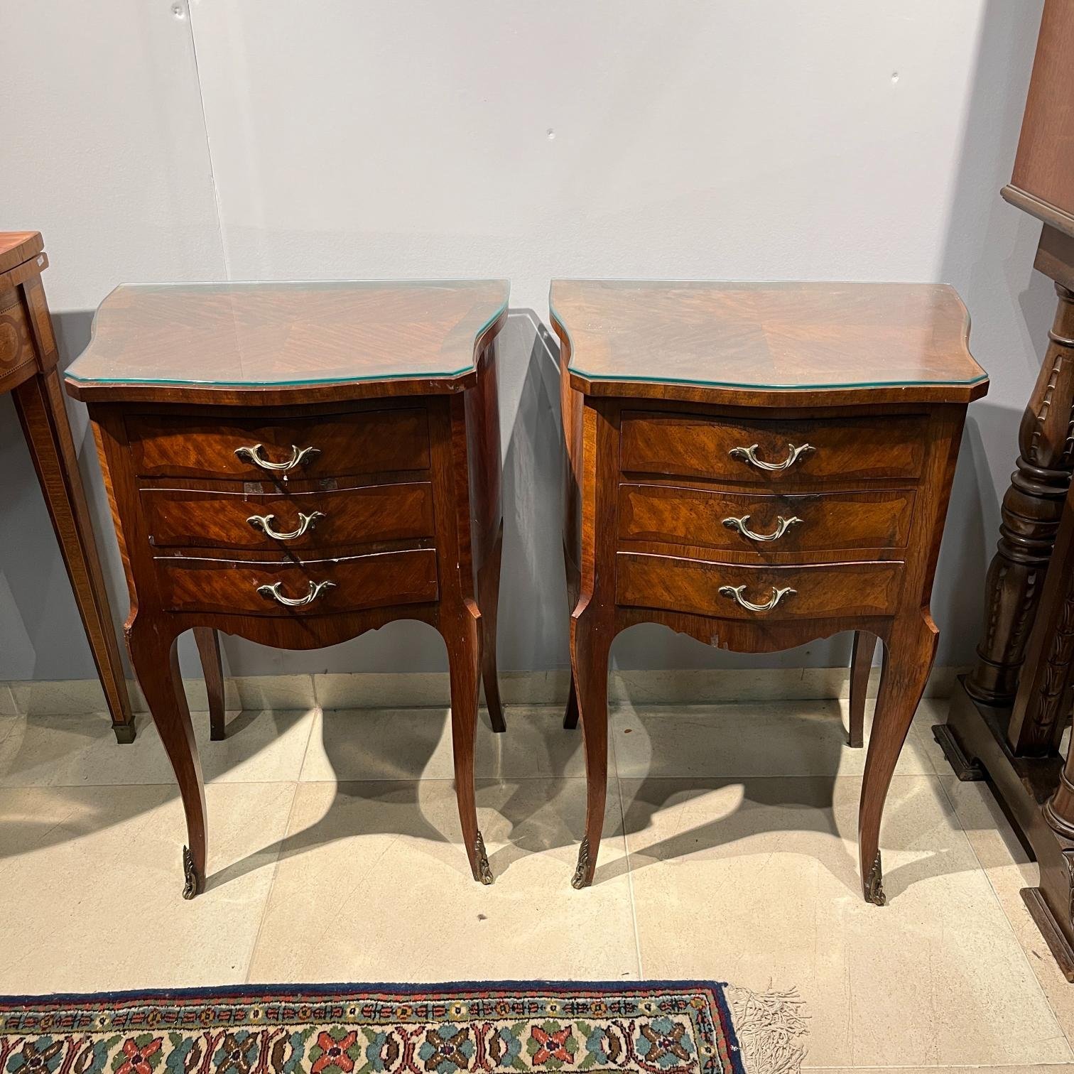 Par de mesas de luz estilo Luis XV