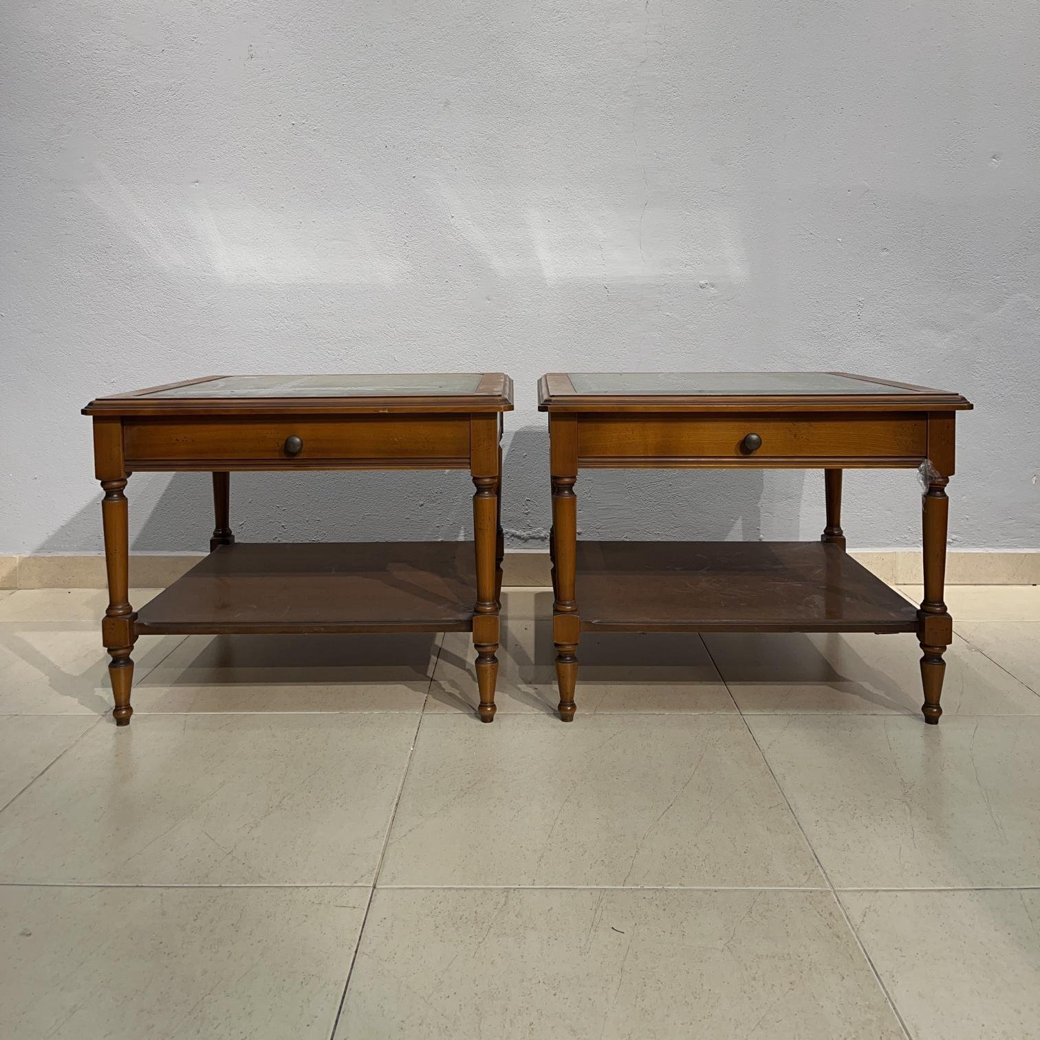 Par de mesas vitrinas francesas