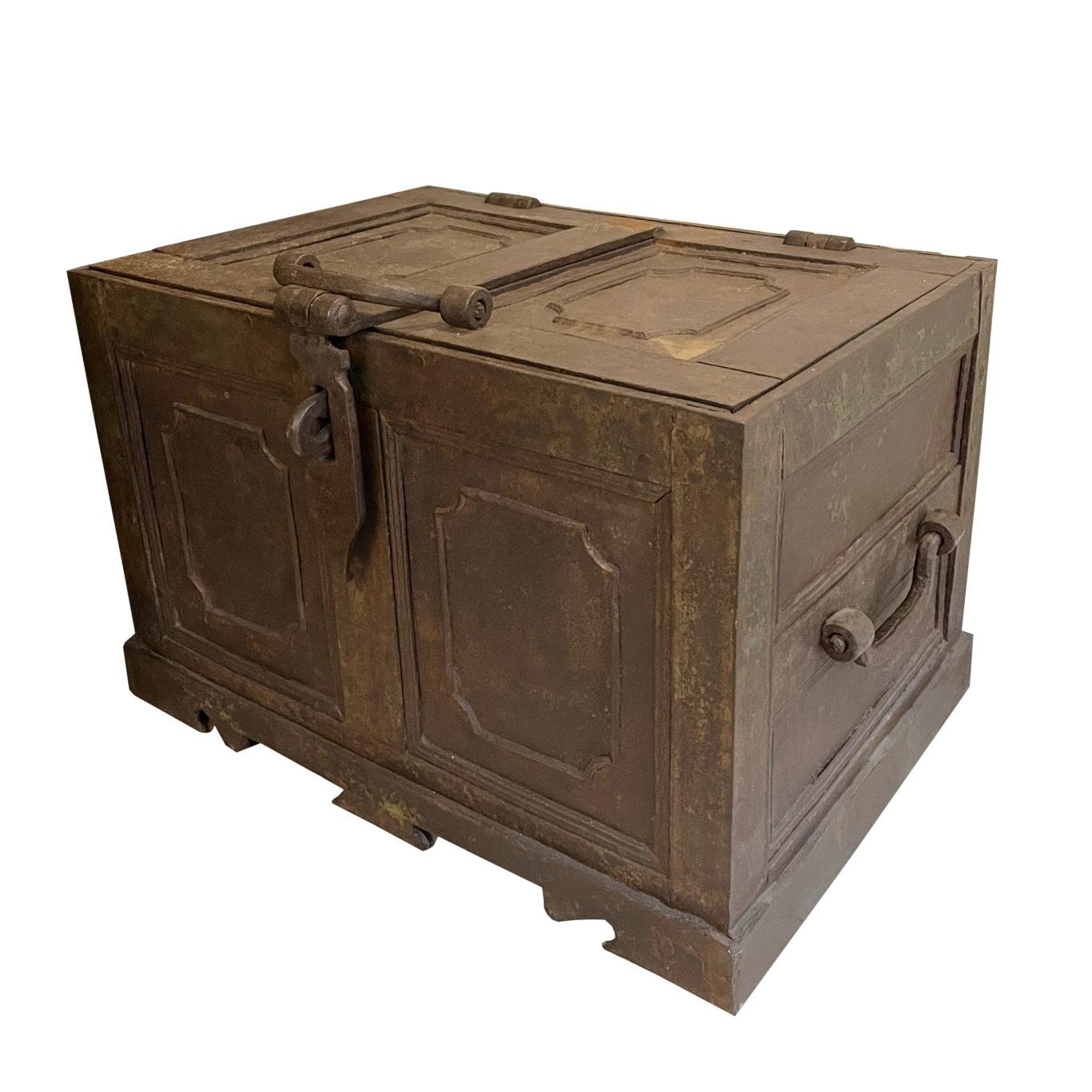 Cofre inglés s. XIX en hierro fundido