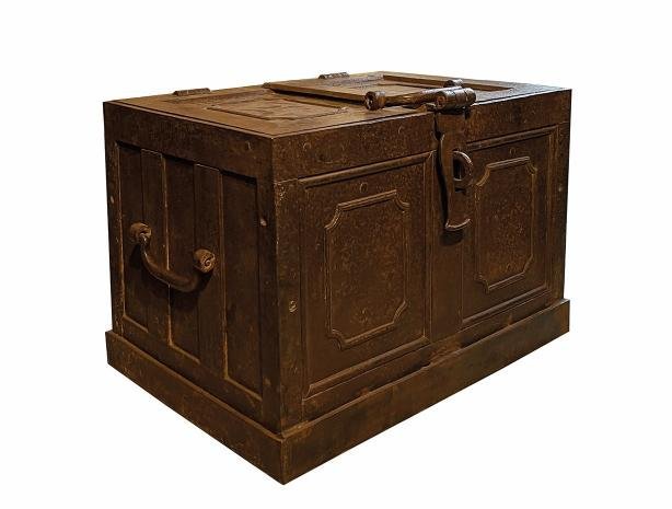 Cofre inglés s. XIX en hierro fundido