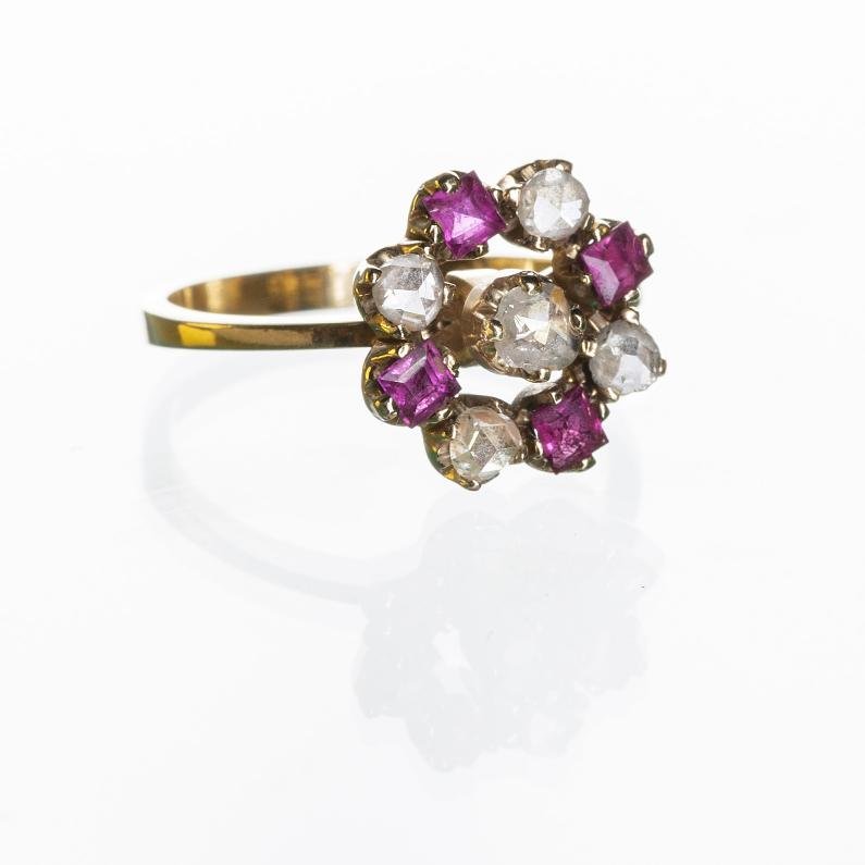 Anillo oro 18 K amarillo, brillantes y rubíes