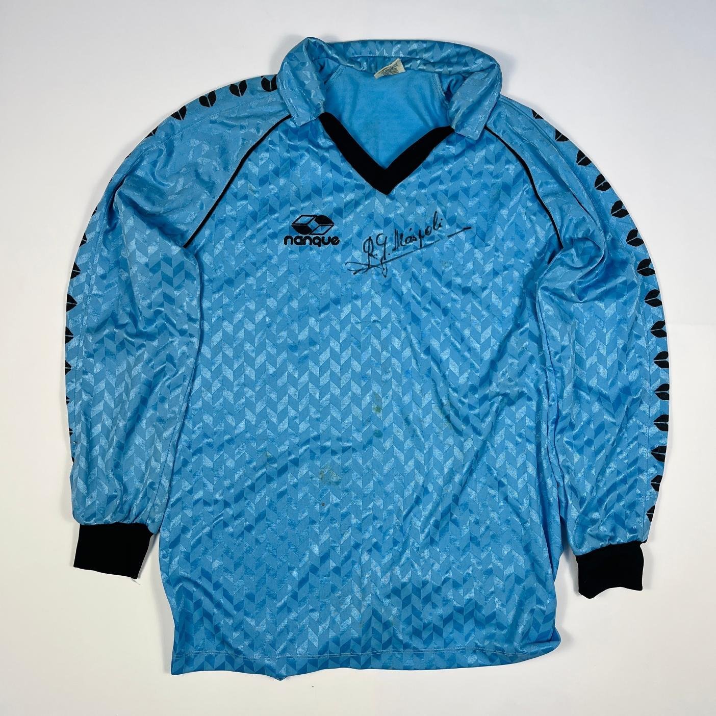 Camiseta y pantalón firmados por Roque Gastón Máspoli