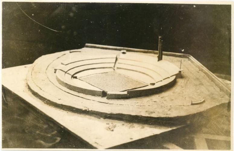 Fotografía en blanco y negro. Maqueta del Estadio Centenario