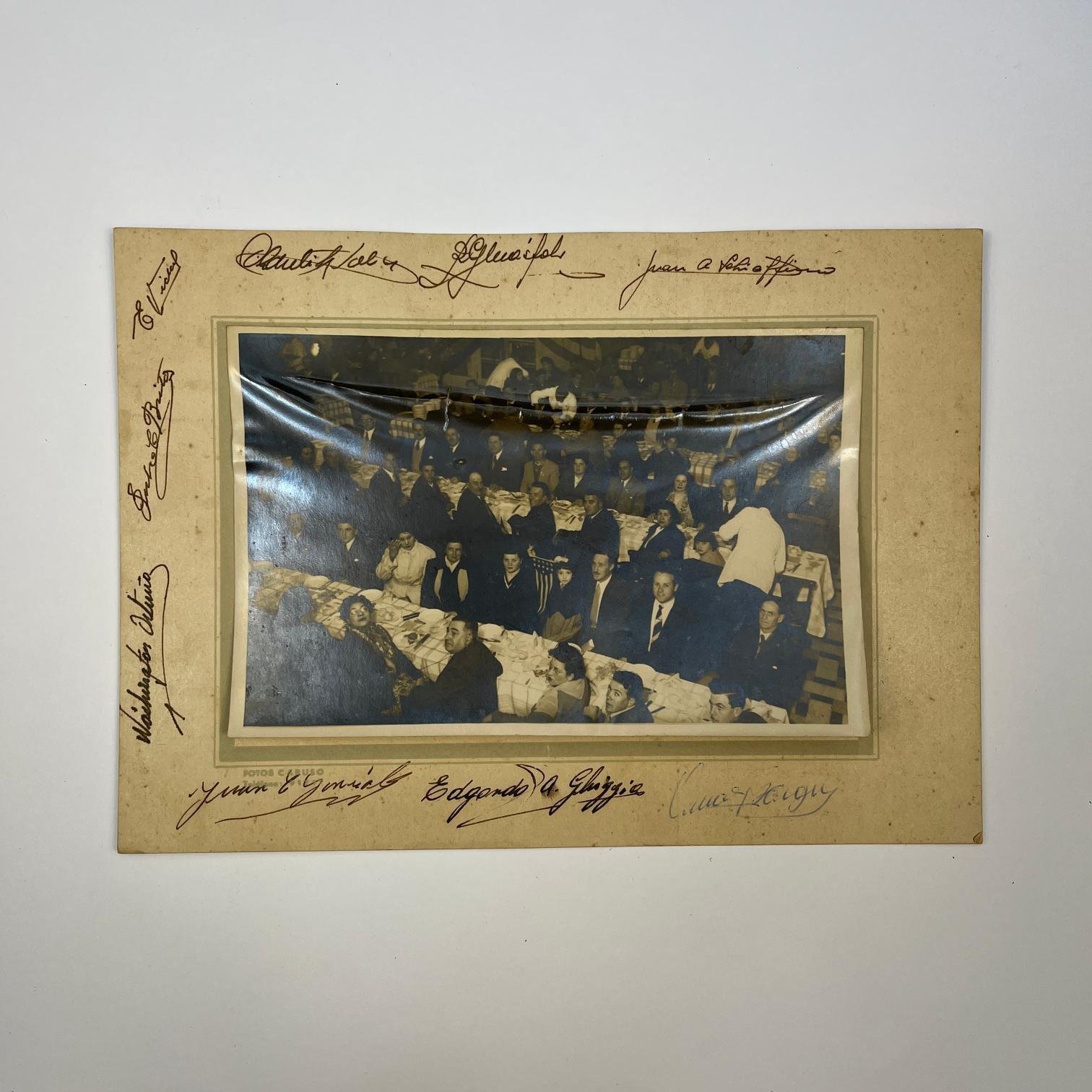 Fotografía firmada en blanco y negro. "Cena con los cammpeones del mundo de Peñarol"