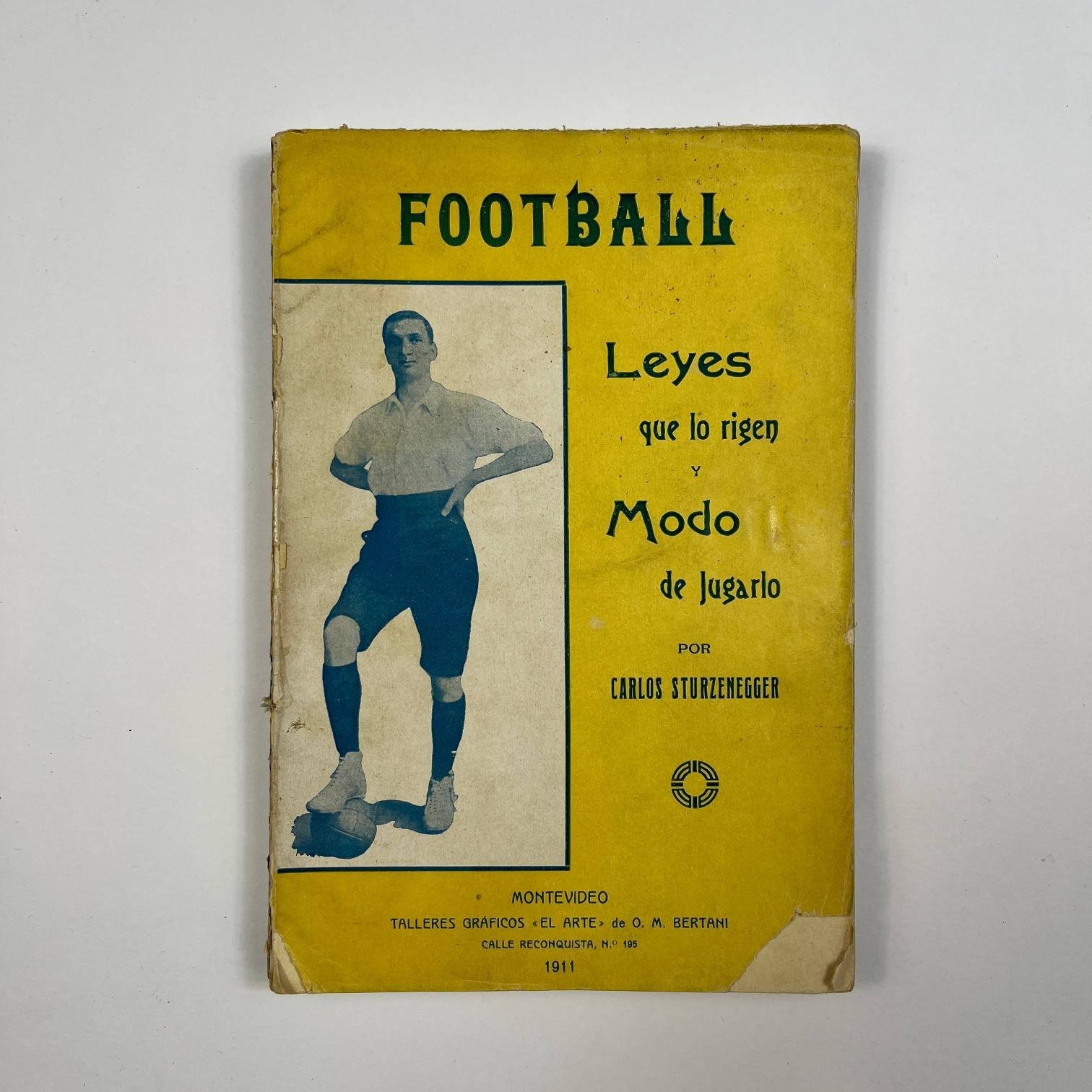 Football. Leyes que lo rigen y modo de jugarlo. 1911 1a ed C. Sturzenegger