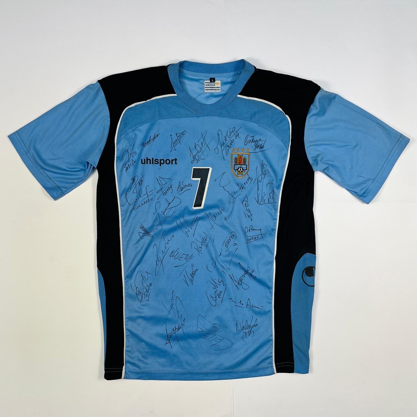 Camiseta de la Selección Uruguaya de Fútbol 2004 Gustavo Varela (firmada por todo el plantel de Uruguay)